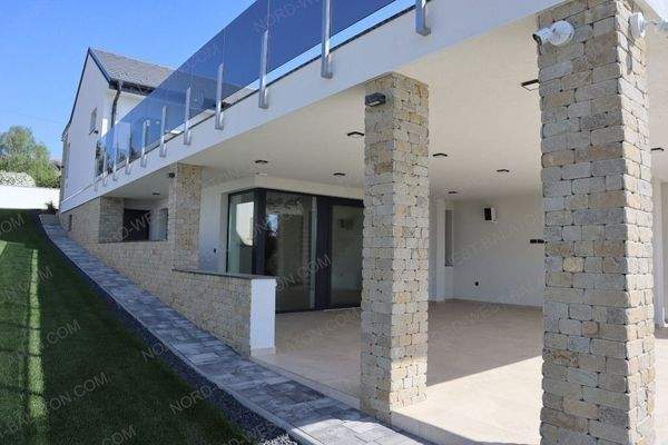 Teilüberdachte Panoramaterrasse