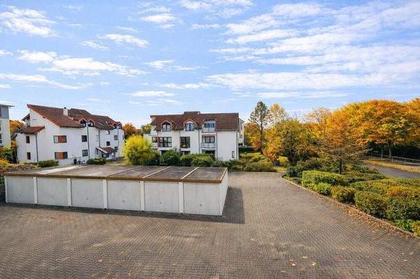 großer Hof im Herbst