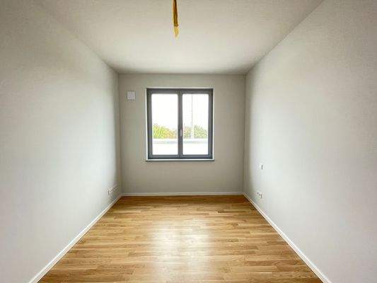 Helles Zimmer mit Fenster