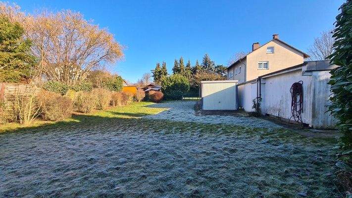 Grundstücksabschnitt hinter den Garagen