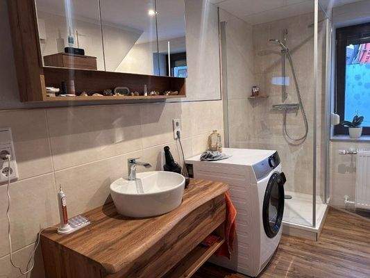 Waschtisch und Dusche
