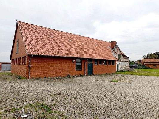 Vorderansicht Pferdestall