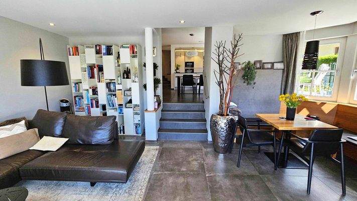 Wohnbereich mit Kachelofen, Sonniges Einfamilienhaus mit Doppelgarage