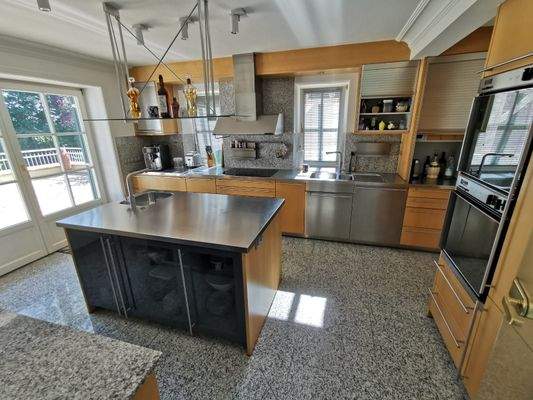 EG: Geräumige Küche mit Insel und hochwertiger Ausstattung