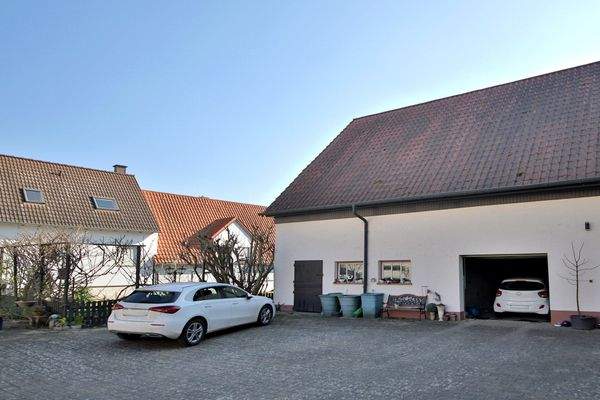 Hof und Garage