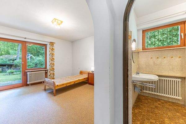 Schlafzimmer mit Badezimmer