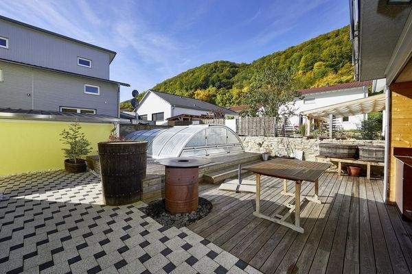 Terasse und Feuertonne