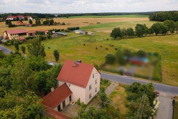 Hauptgebäude mit Blick in die Landschaft