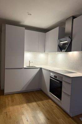 Moderne Küche mit Holzboden