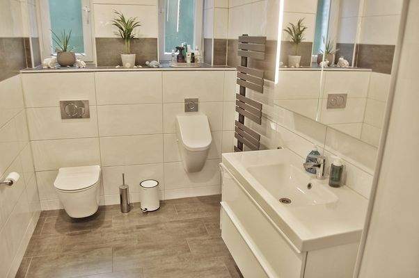 Bad mit Dusche und freistehender Wanne