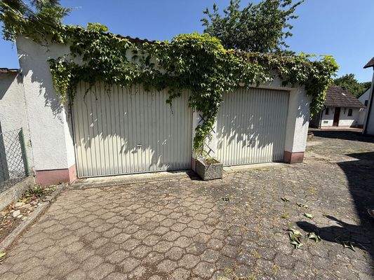 Doppelgarage mit angeschlossener Werkstatt