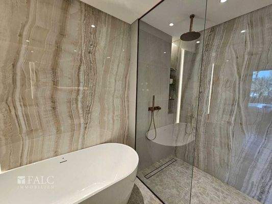 Bad mit Dusche und Wanne