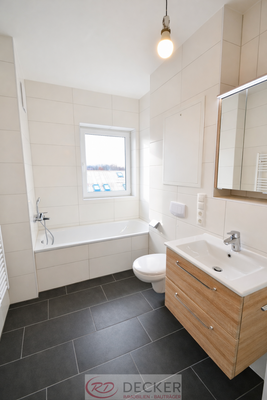 Badezimmer mit Fensterblick