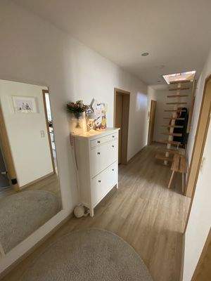 Flur mit Treppe zum DG