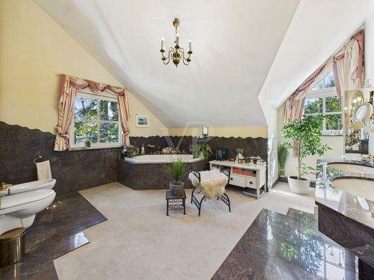 Familienbad mit Badewanne im OG