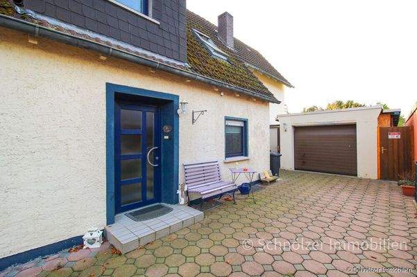 Eingansbereich und Garage