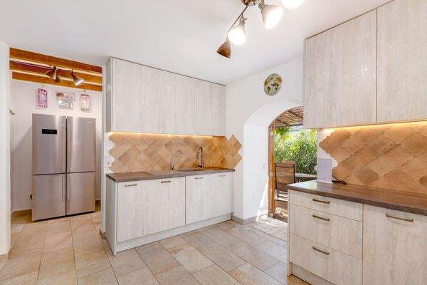 Küche mit separater Speisekammer