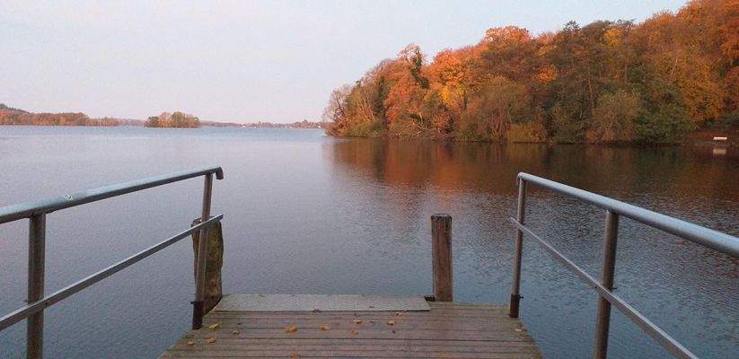 Badesteg vor dem Haus