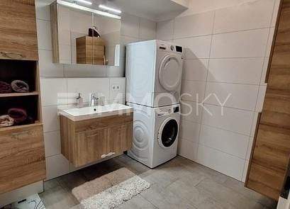 Bad mit Wanne und Fenster