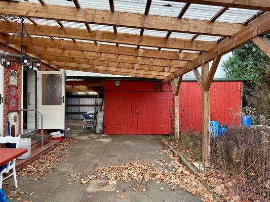 Überdachter Außenbereich mit Zugang in das Esszimmer und den HWR