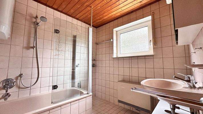 Tageslicht-Bad mit Wanne,Duschaufsatz