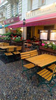 Sitzplätze außerhalb der Straße