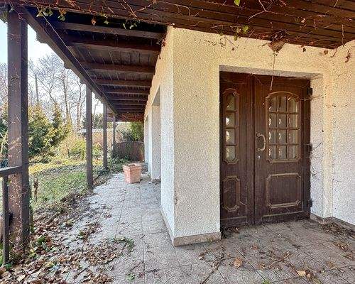 Hauseingang und Terrasse