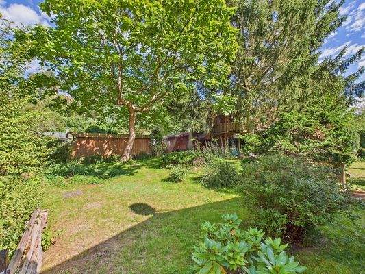 Grundstücksansicht mit Carport und Schuppen