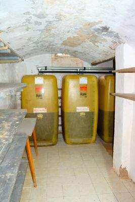 12 Öltanks im Keller.JPG