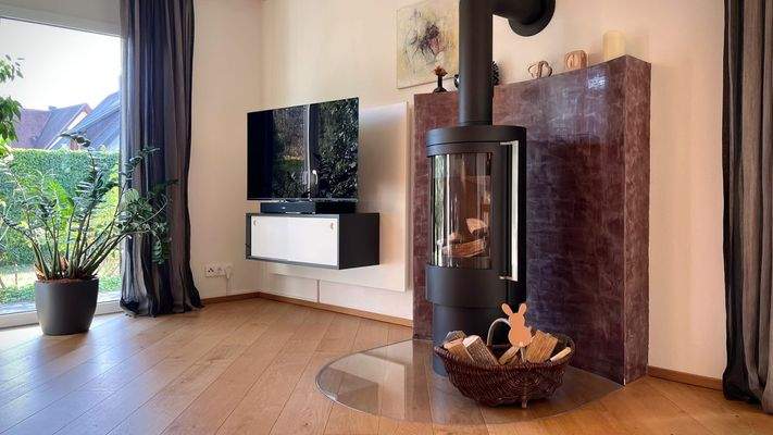 Für gemütliche Stunden sorgt das Kaminfeuer im Schwedenofen