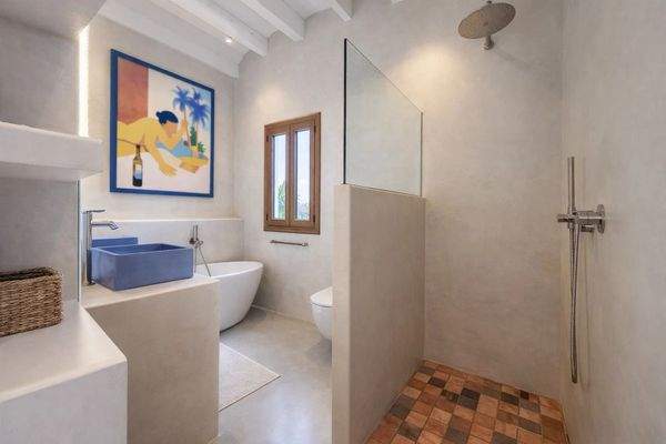 Großes Bad mit Wanne & Dusche