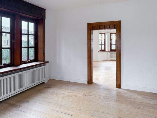 3. Blick vom Wohn-Essbereich zum schönen Erkerzimmer.jpg