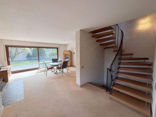 Wohn- und Essbereich mit Zugang zur Terrasse