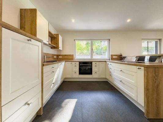 Küche mit E-Geräten