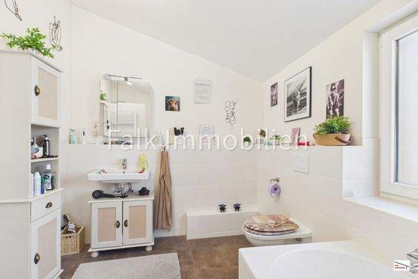 Tageslichtbad mit Badewanne und Dusche