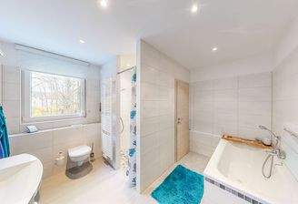 Tageslichtbad mit Badewanne und Dusche