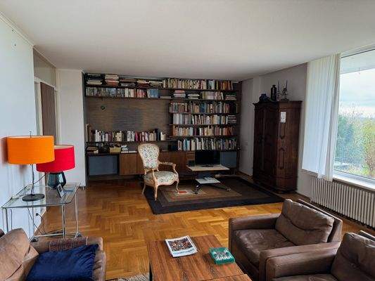 Wohnzimmer mit Biliothek.jpeg
