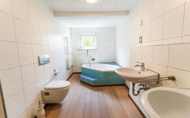 WG Zimmermöbliert mieten Weilimschönbuch Böblingen Tübingen  Bad 2.jpeg