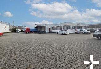 Bürogebäude und Freiflächen