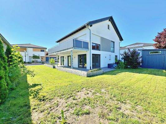 Hausansicht + Garten