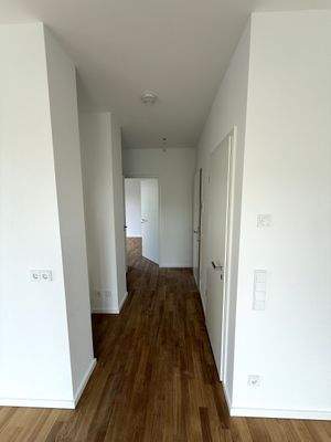 Heller Flur mit Holzboden