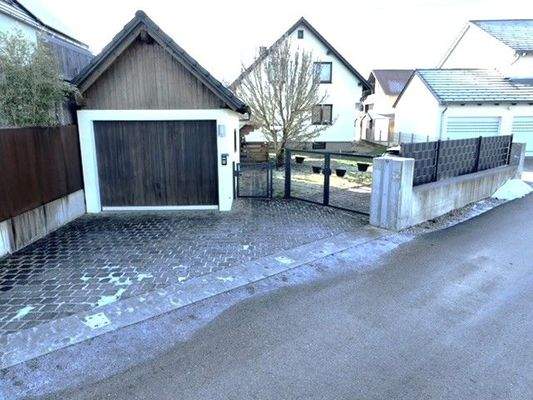 Garage und Stellplatz