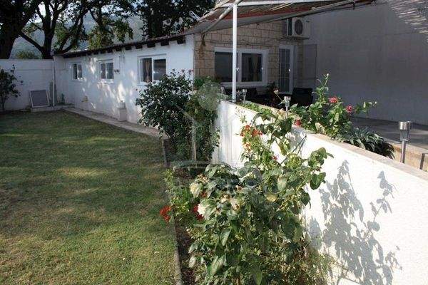 Das kleine Haus strahlt ein modernes Flair aus