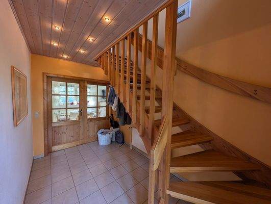 Helle Diele mit Treppe zum Obergeschoss