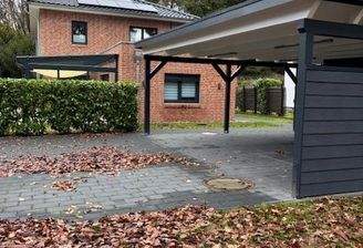 Carport und Blick zum Haus