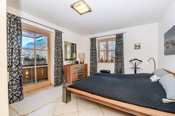 Gemütliches Schlafzimmer mit Balkonzugang