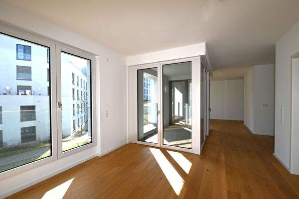 Esszimmer mit Zugang auf Loggia