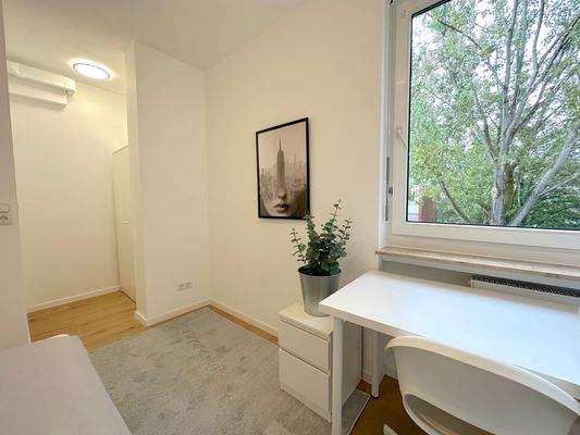 Helles WG-Zimmer mit Fenster