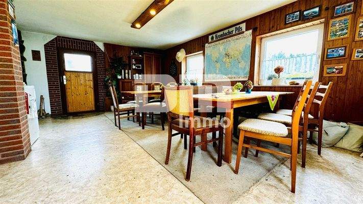 Nebengebäude mit Garage / Innenbereich