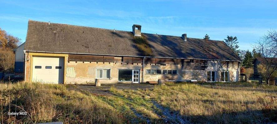 Viele Parkflächen & Abstellbereiche innen